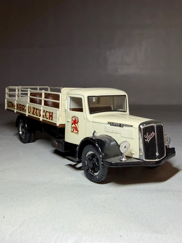 Vitesse Saurer Diesel brasserie Löwenbräu Zürich 1/43 camion miniature avec fûts