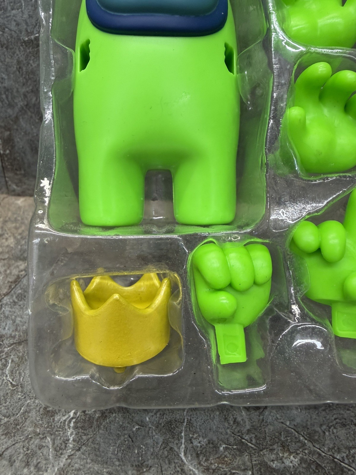 Innersloth LLC Among Us Serie 2 Compagno di equipaggio verde con banana 2,5"