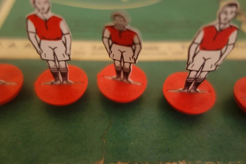 Subbuteo flat celluloid team ref 16 Arsenal su basi
