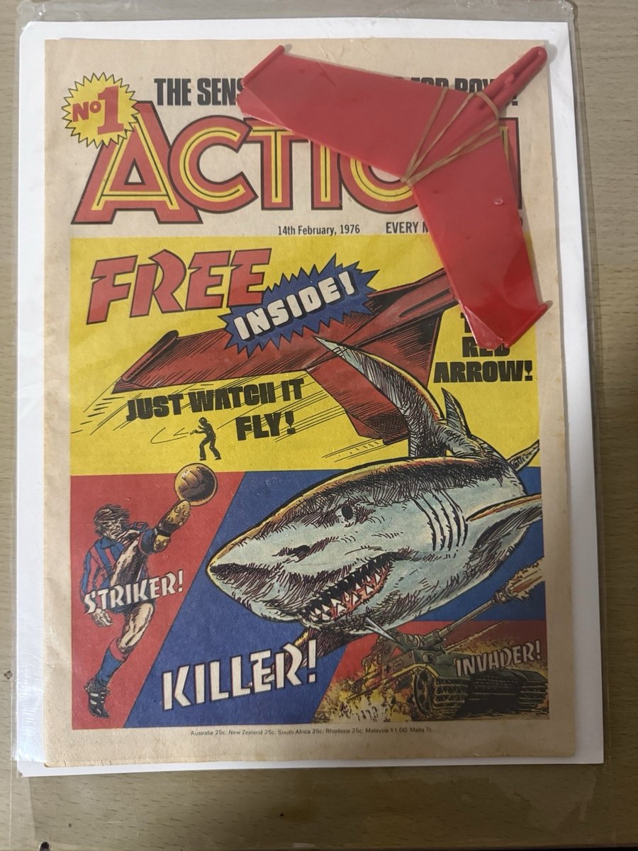 ACTION COMIC #1 WITH FREE GIFT RED ARROW 14th FEBRUARY 1976 UK COMIC PRE BAN 