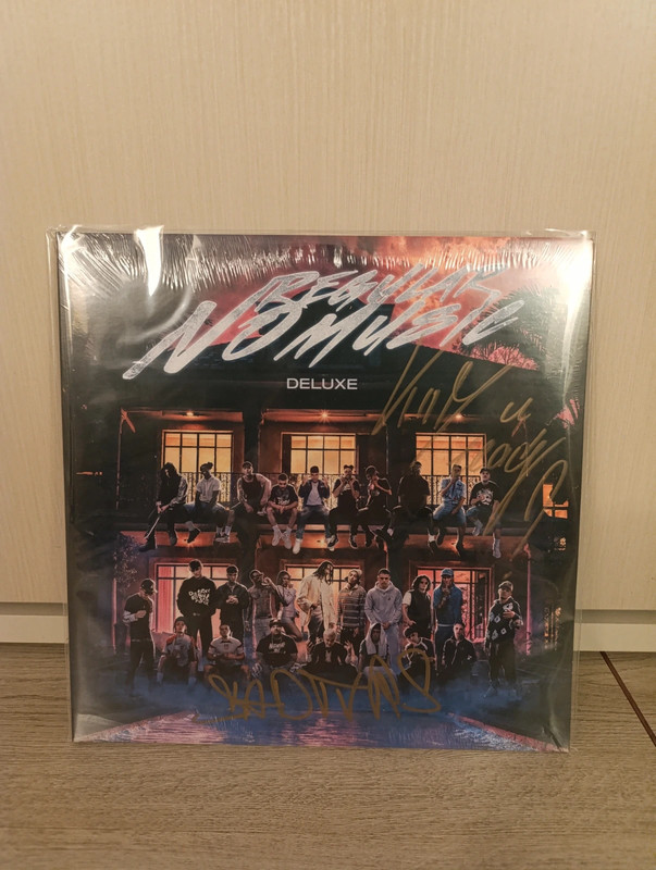 No Regular Music Deluxe autografato (accetto offerte)