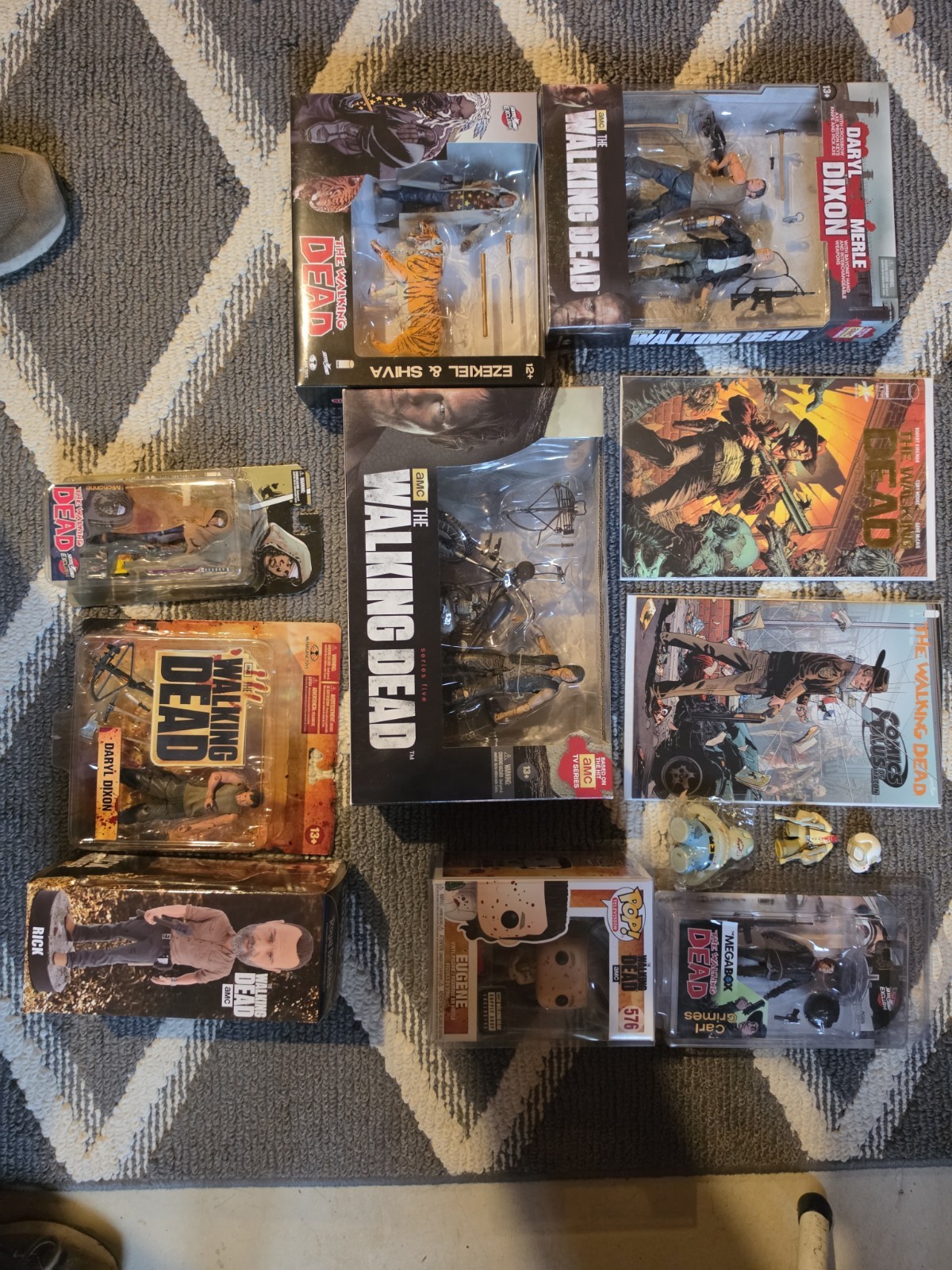 Lotto fumetti, funko e action figure McFarlane/Spellbound The Walking Dead leggi