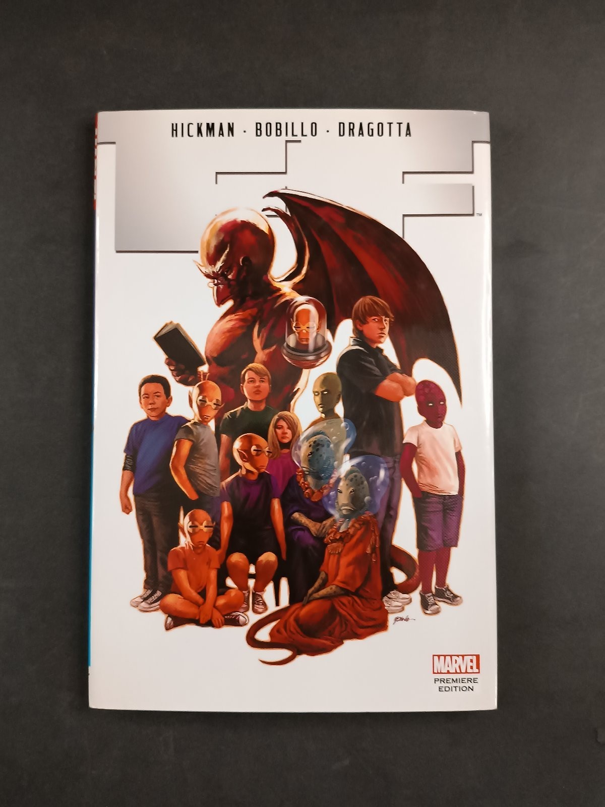 Fumetto MARVEL FF volume 3 Hickman-Bobillo-Dragotta (inglese)