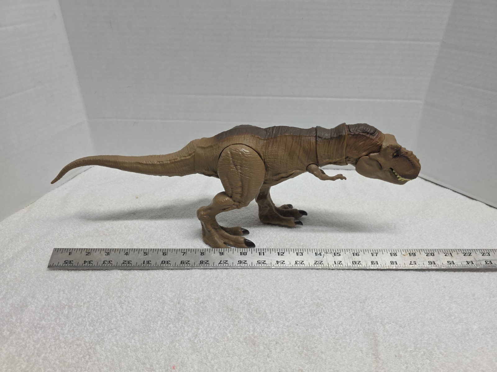 Mattel 2020 Jurassic World 'Epic Roarin' T-Rex' - Movimento 