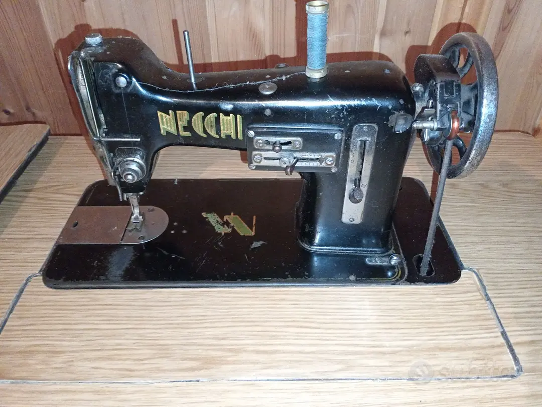 Macchina per cucire Necchi vintage. Solo ritiro .