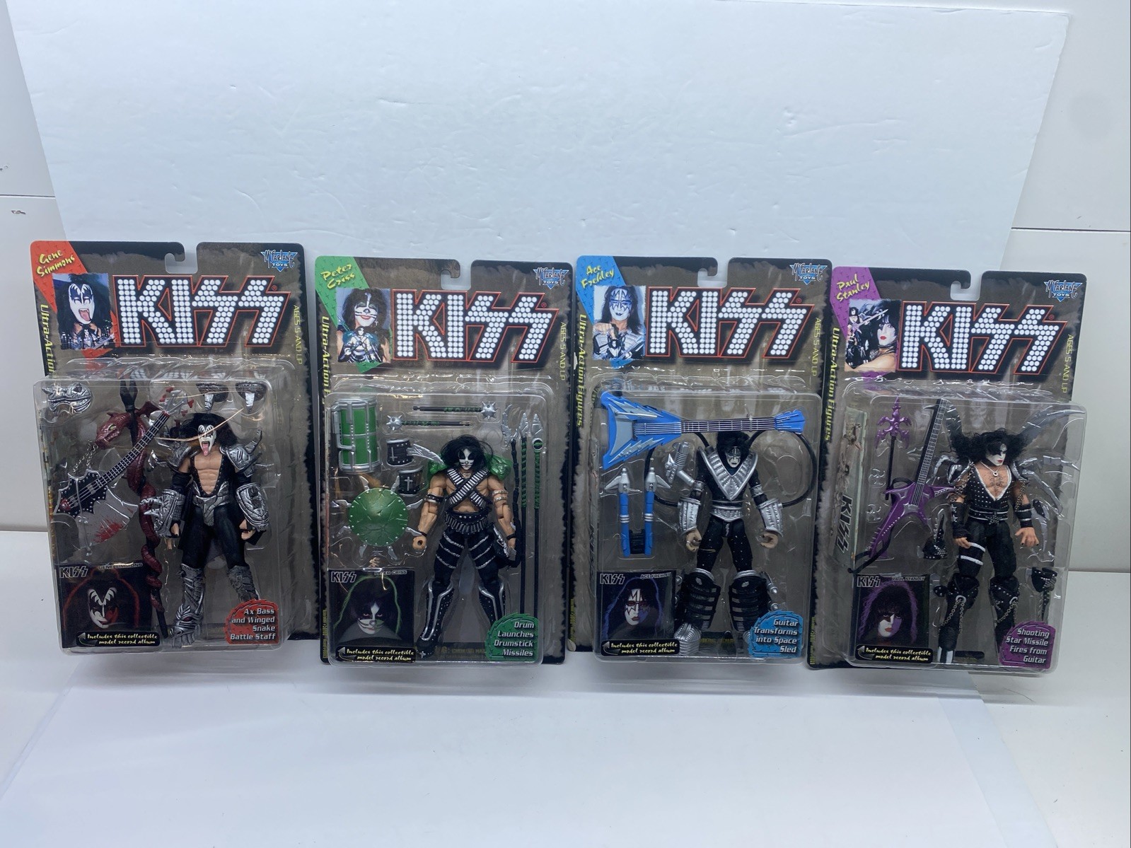 Set completo di 4 action figure McFarlane KISS Ultra 1997 con dischi modello oro nuovi