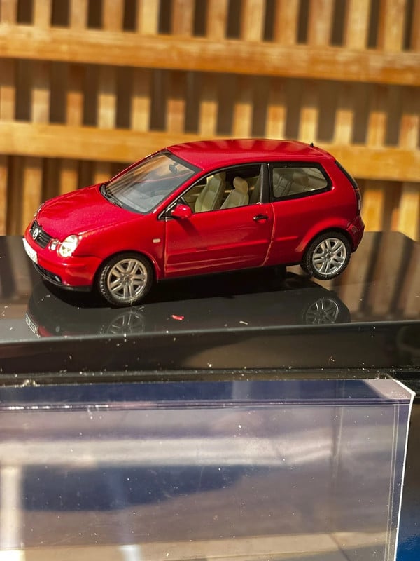 AUTOart Volkswagen Polo 1/43 rouge métallisé avec boîte