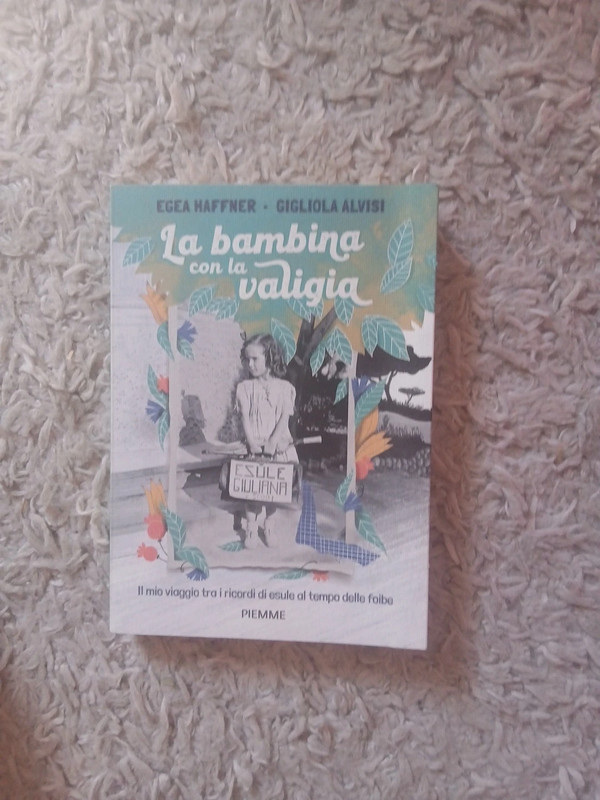 la bambina con la valigia