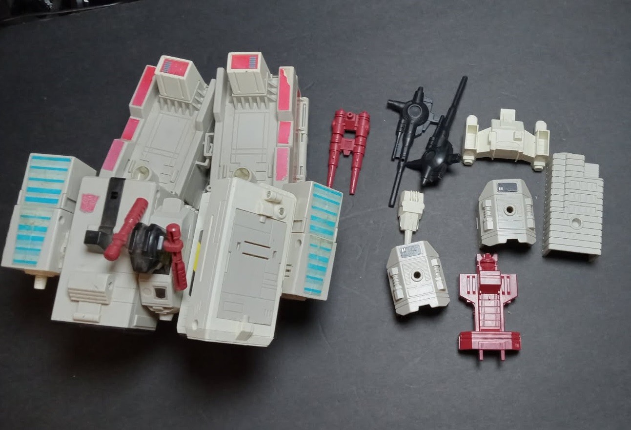 Vintage 1986 Hasbro Transformers G1 Metroplex – Autobot City Titan with Accessor