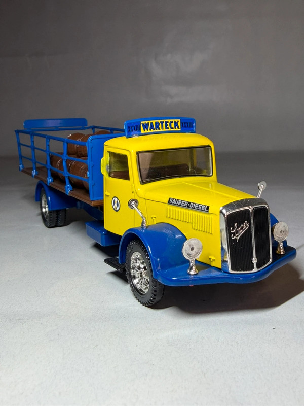 Vitesse Saurer Diesel brasserie Warteck 1/43 camion miniature avec fûts