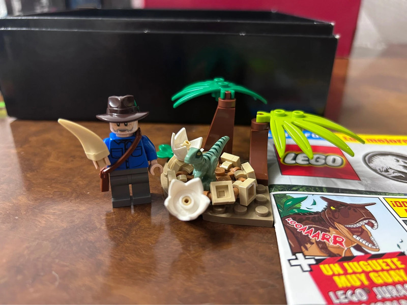 Set velociraptor + revista + cromos + Minifigura Alan Grant