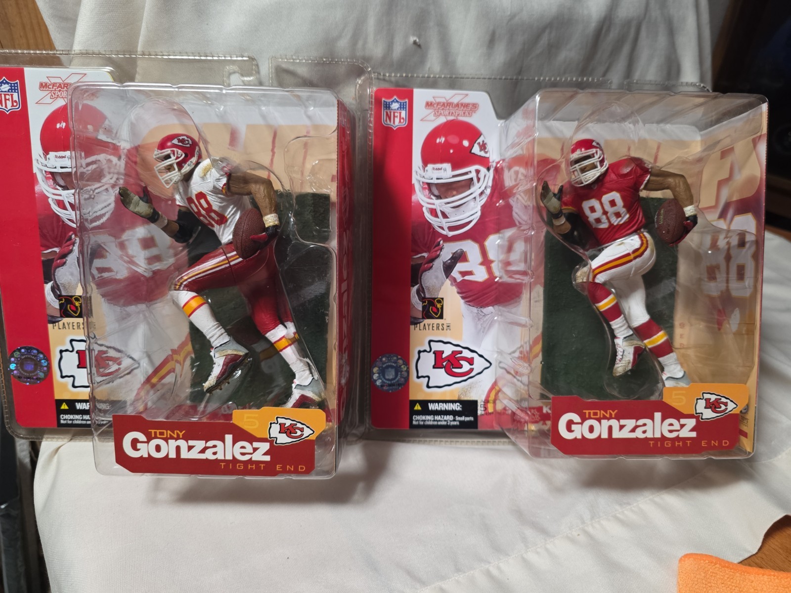 2 Tony Gonzalez '02 McFarlane Kansas City Chiefs White Jersey Variant & Regular 