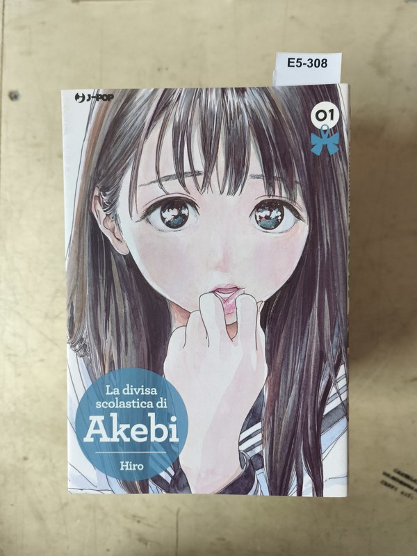 La divisa scolastica di Akebi Vol 1 J-Pop Manga