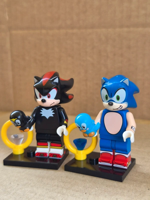 Sonic vs Shadow style Lego compatible
