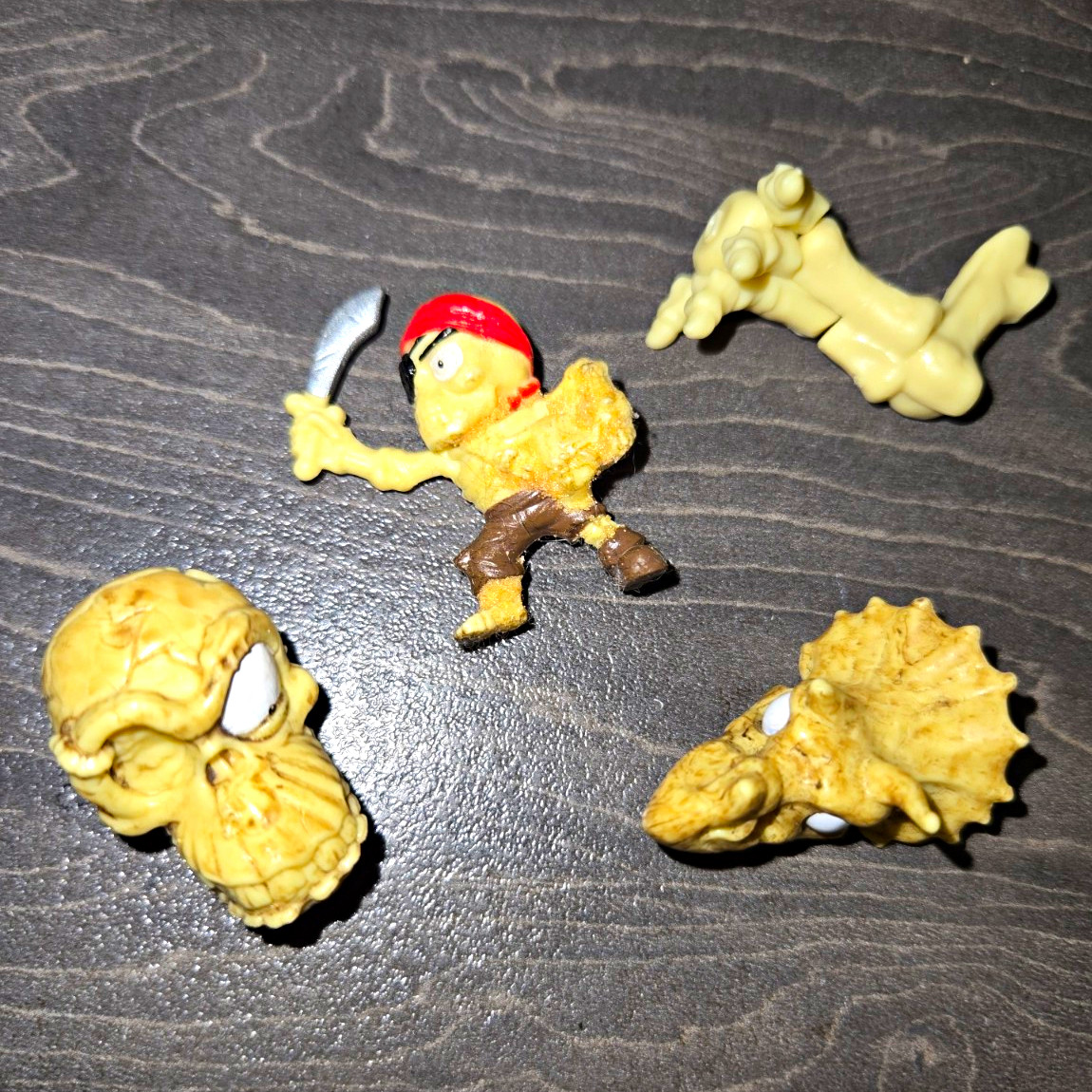 Rare zuru smashers ossa di pirata ×4 figurine da collezione in plastica