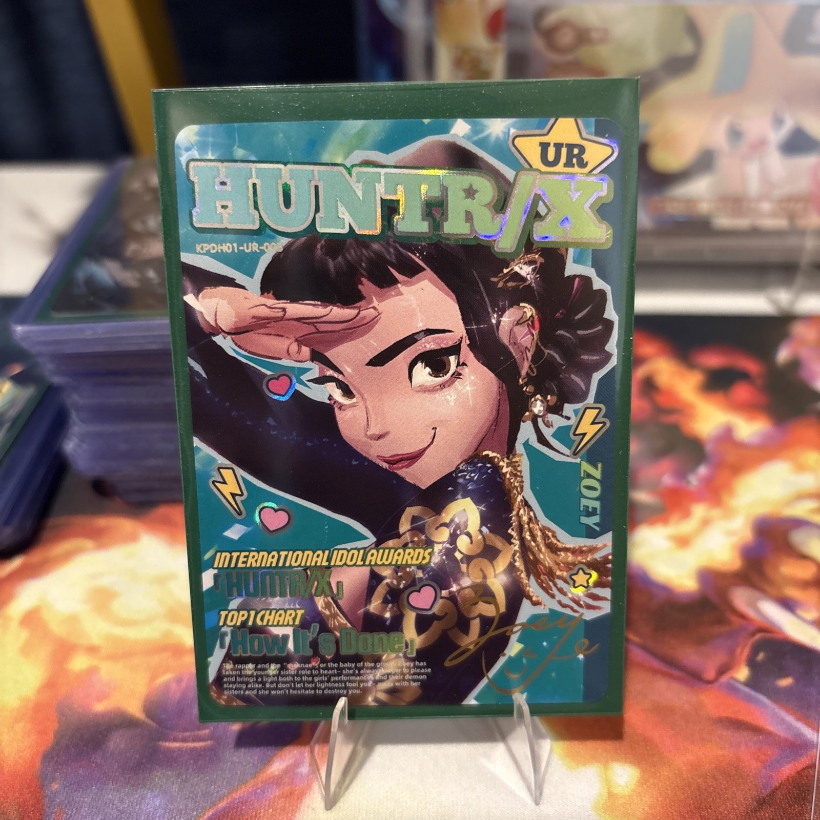 2026 Kayou KPop Demon Hunters Energy Edition Zoey #KPDH01-UR-003 ultra rara quasi nuova