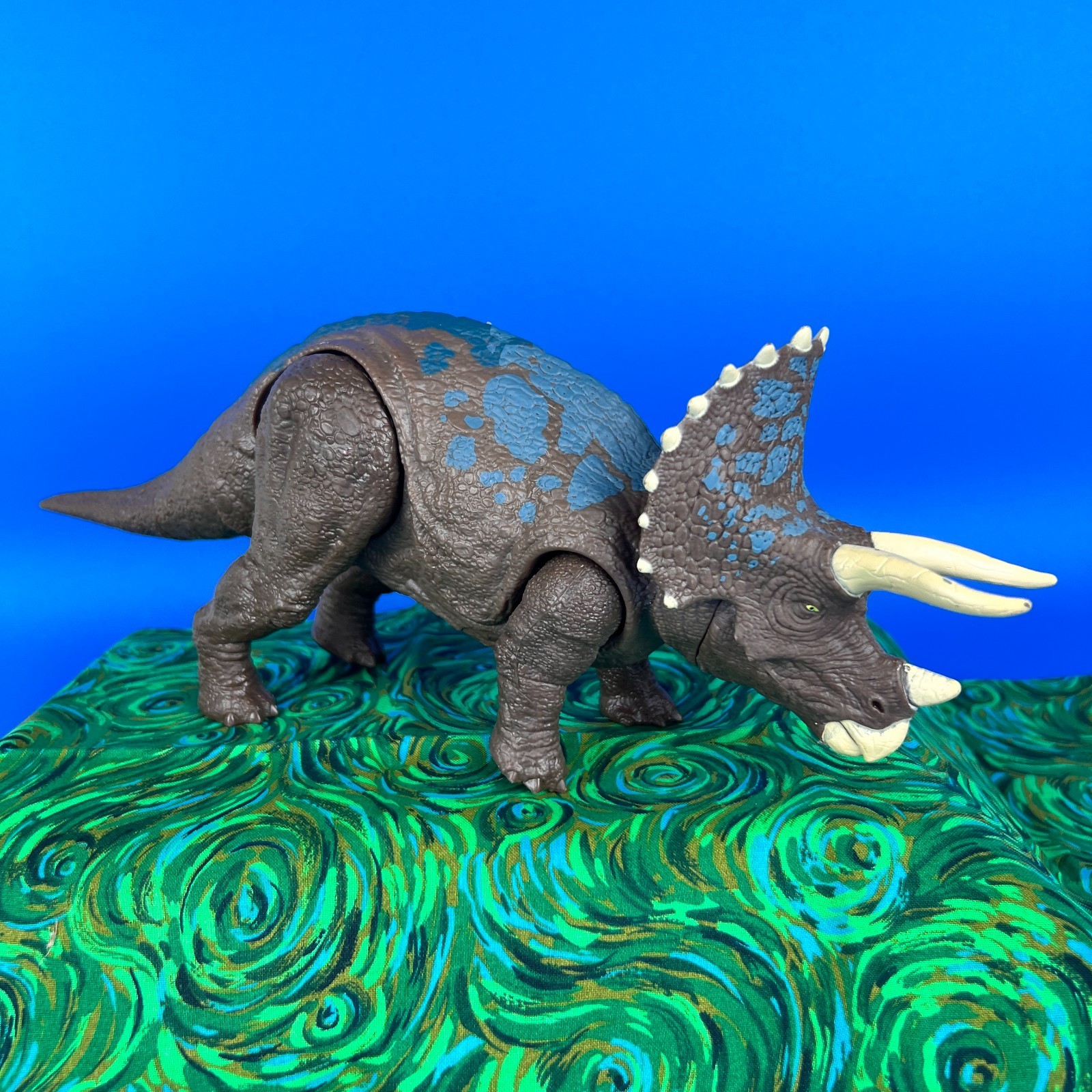Jurassic World Camp Cretaceous Primal Attack Sound Strike Triceratops Figure