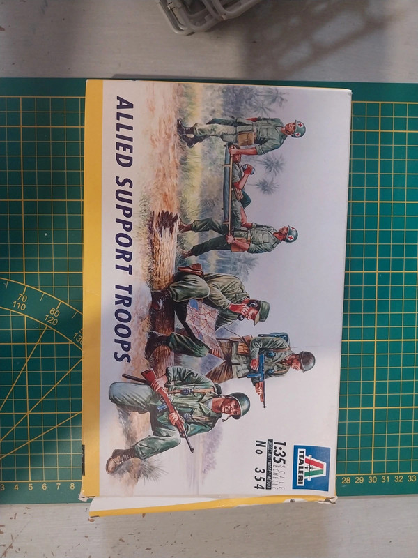 Allied support troops 1/35 italeri
