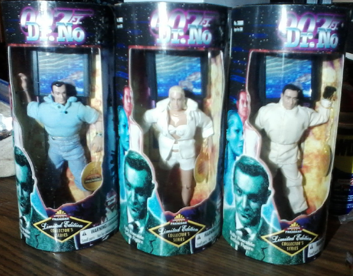 Lotto di 3 Dr. NO 007 James Bond / Dr. No / Honey Ryder Figure Doll 1997 nuove con scatola