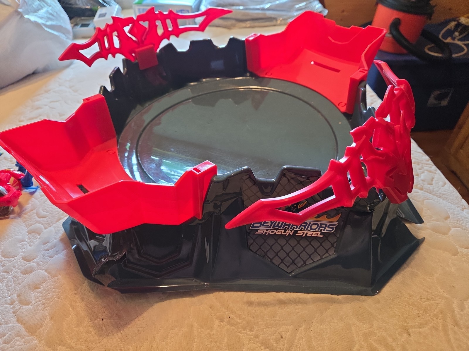 BeyBlade BeyWarriors Shogun Acciaio Battle Arena Playset, Grigio/Rosso con 5 Guerrieri