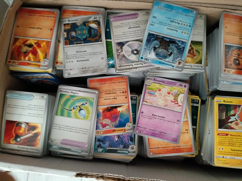 Lotto 100 carte Pokemon differenti,no energie