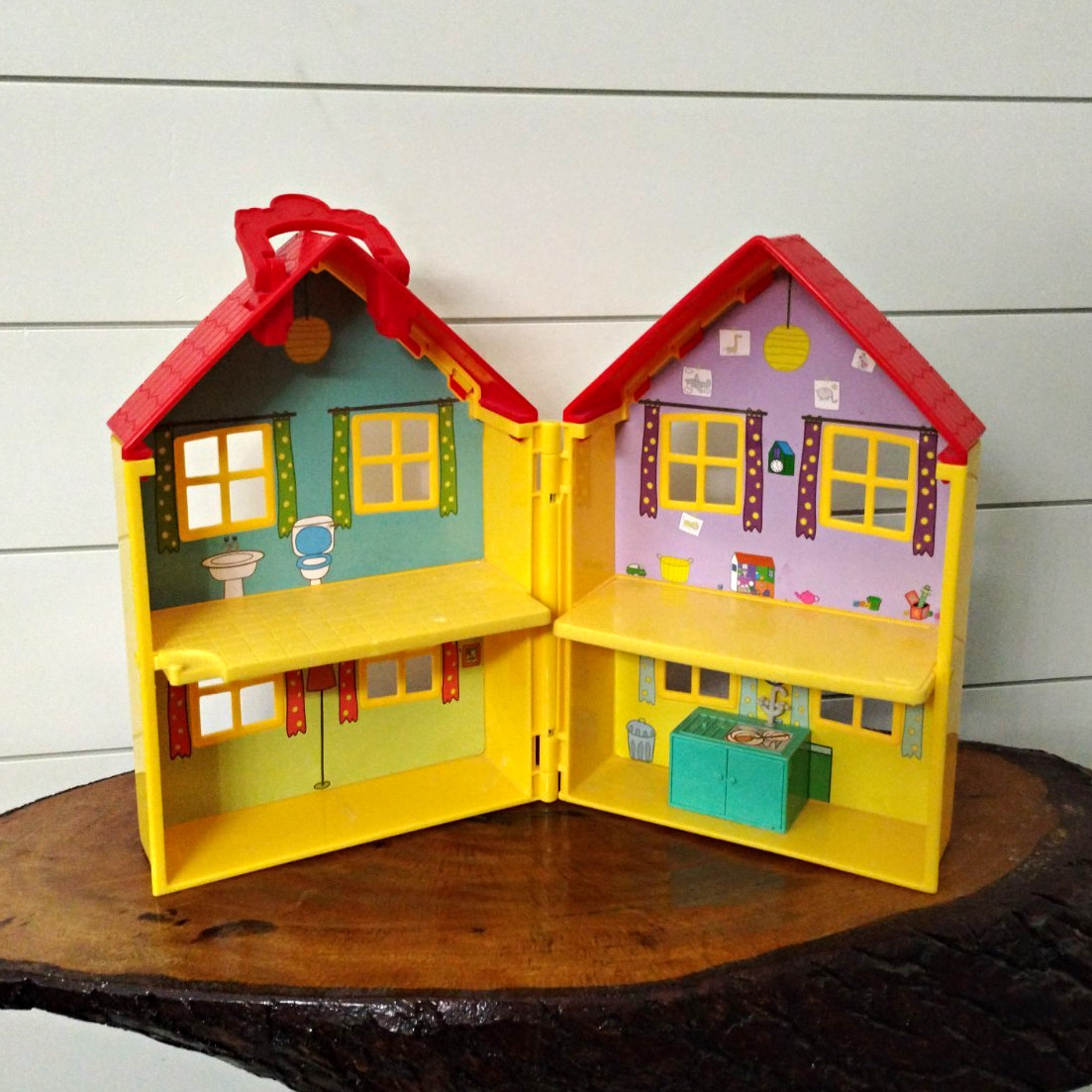 Peppa Pig Deluxe Playset Casa delle Bambole Pieghevole Portatile, Giallo e Rosso con Manico