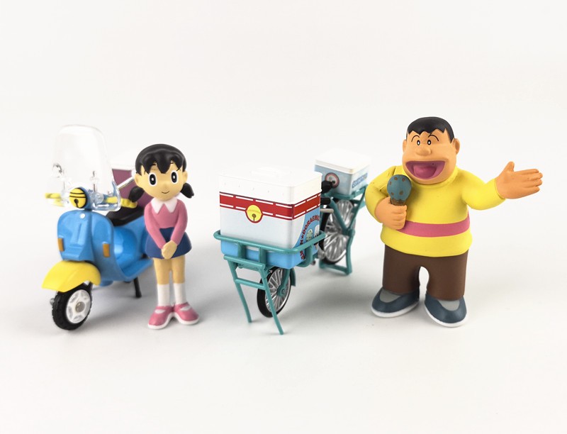 HK Tiny 1/35 Doraemon Scooter/Gelato Bicicletta Modello Auto + Set Figure 108112