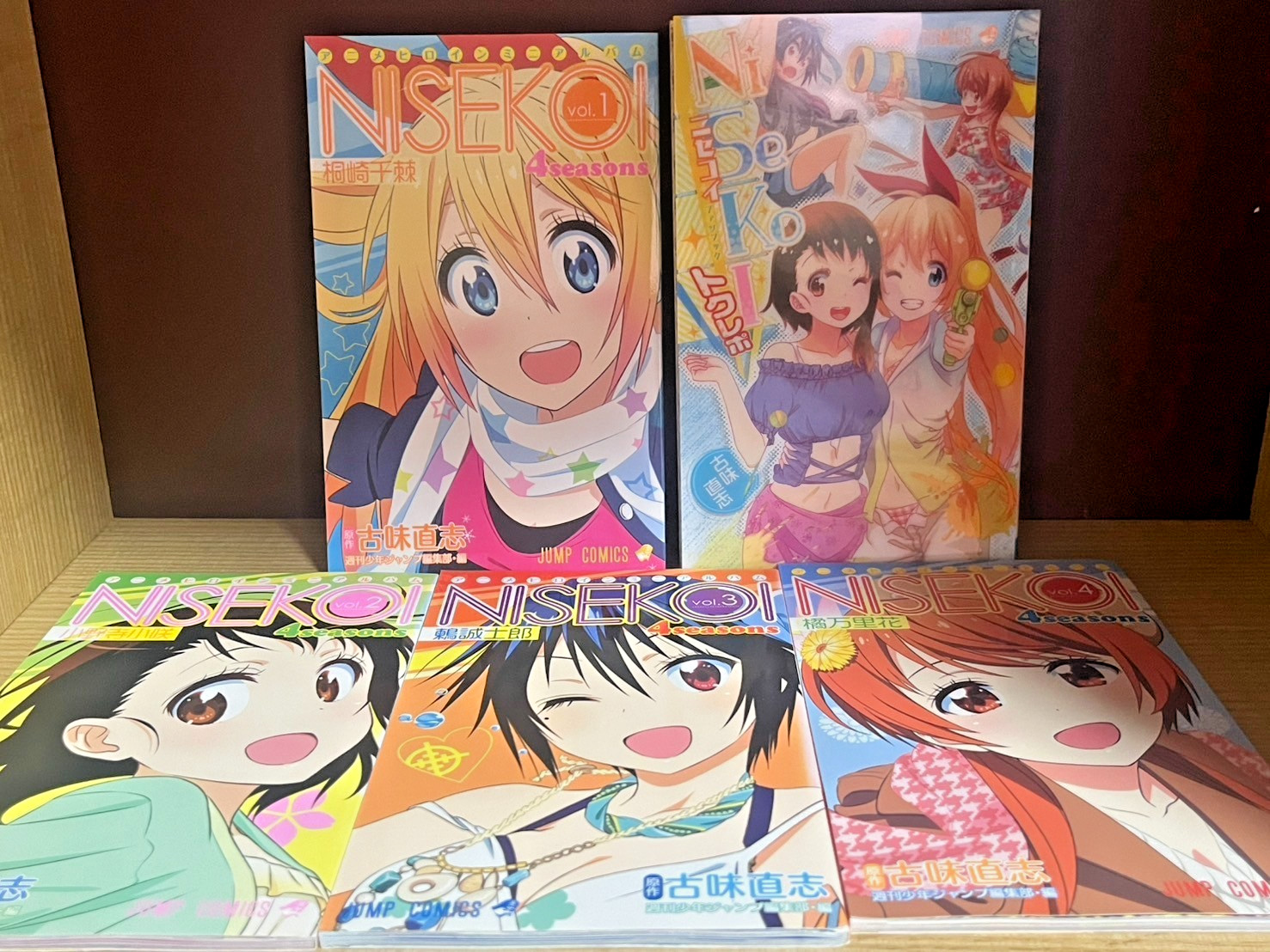 TUTTA LA PRIMA STAMPA EDIZIONE LIMITATA NISEKOI FAN BOOK UFFICIALE MANGA...