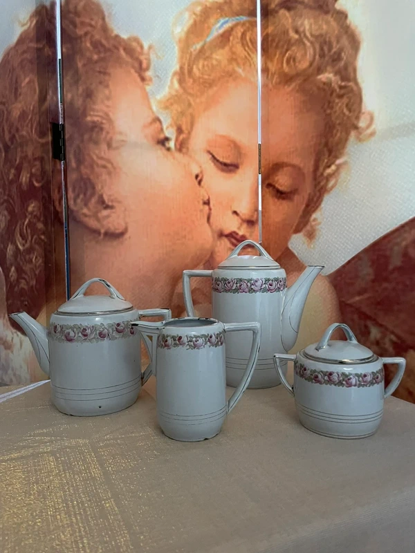 Antieke set emaille koffiekan, theepot, suiker en melk wit met rozenmotief