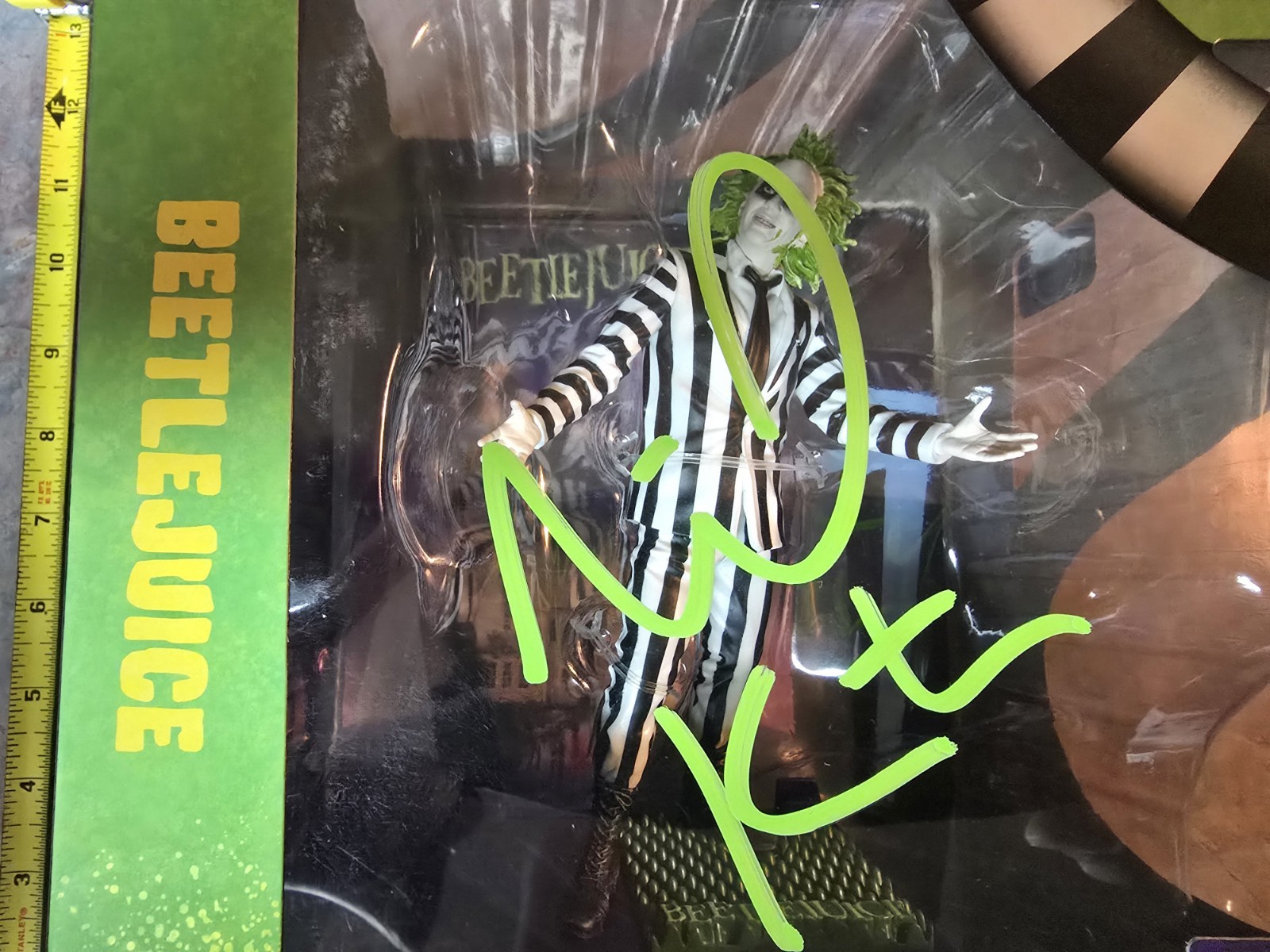 Figurina firmata Michael Keaton Beetlejuice McFarlane Movie Maniacs autografata