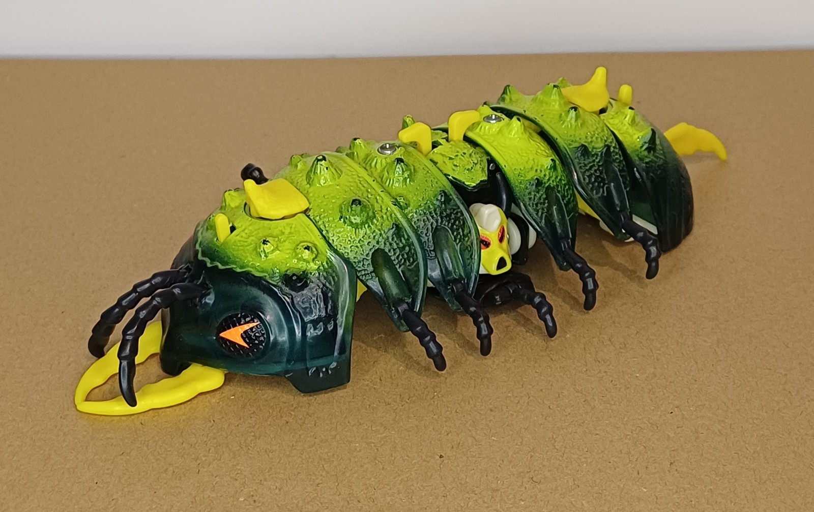 Hasbro Action figure robot trasformabile insetto verde e giallo (tipo armadillo)