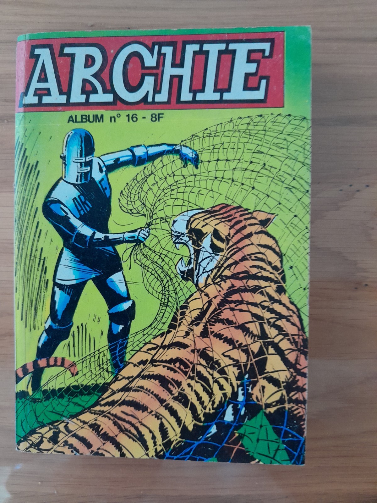 ALBUM ARCHIE    N°016 JEUNESSE ET VACANCES   1980   TBE   (47-48-49)