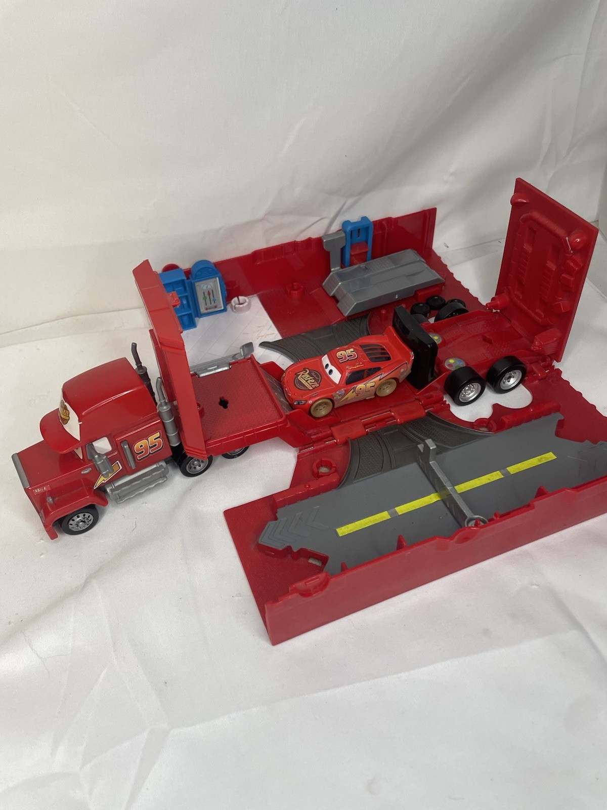 Disney Pixar Cars Mack Hauler Camion Playset 13" - Si trasforma in Pit Stop