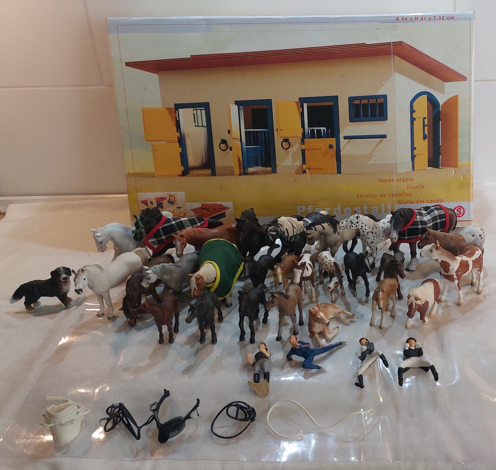37 tlg. Schleich Konvolut : Pferdestall + 27 Pferde + weiteres Zubehör,
