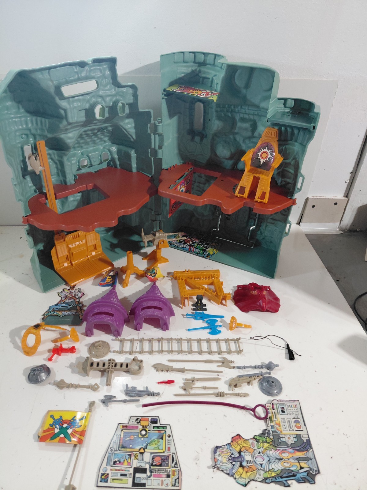 Mattel Masters of the Universe MOTU He-Man Castle Teschio Grigio con Accessorio ed Extra