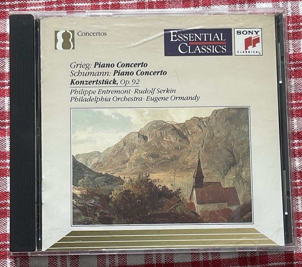 CD Essential Classics Piano Concerto Edvard Grieg Robert Schumann
