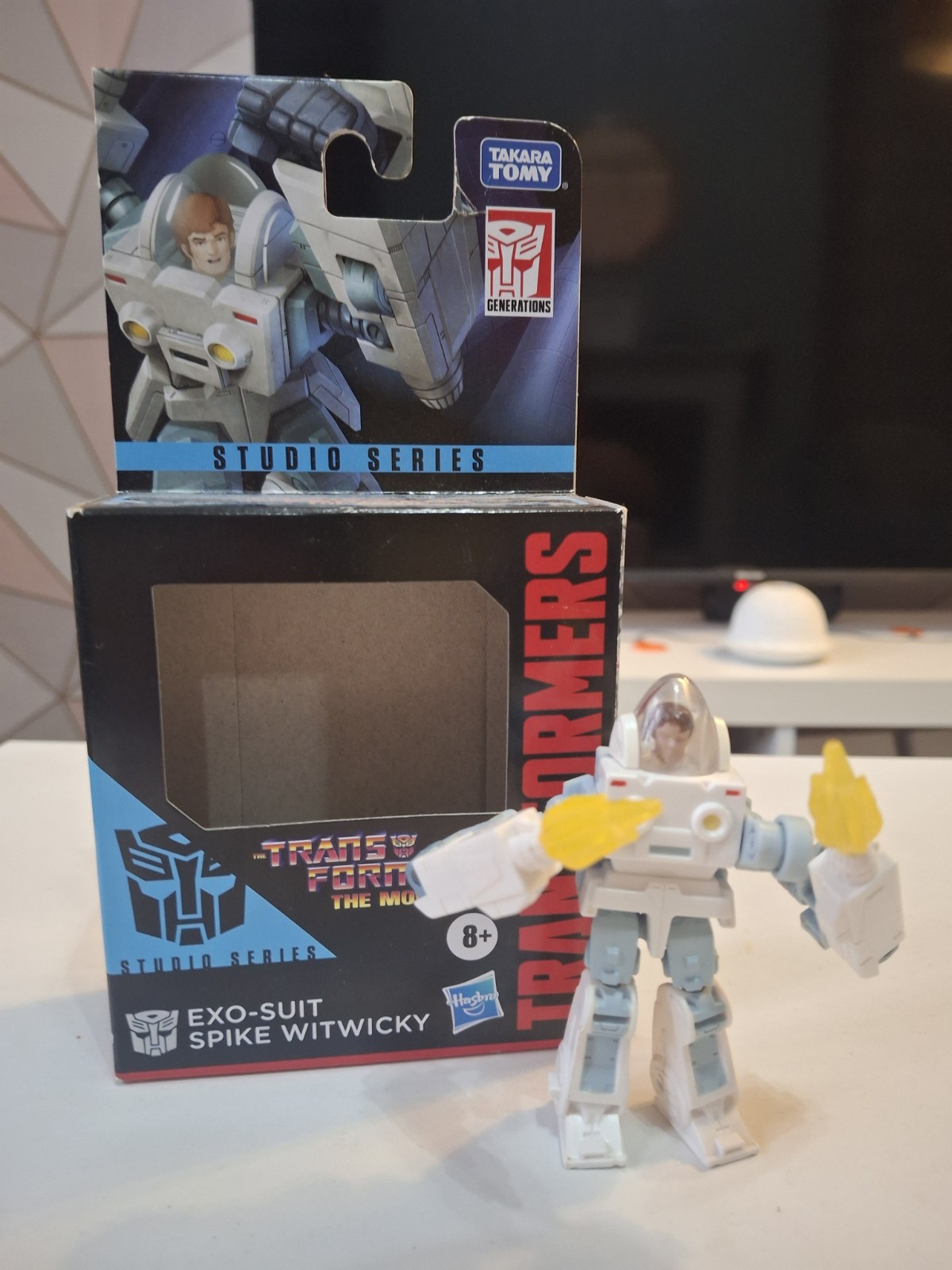 Transformers Studio Series 86 Core Class Exo-Suit Spike con Witwicky