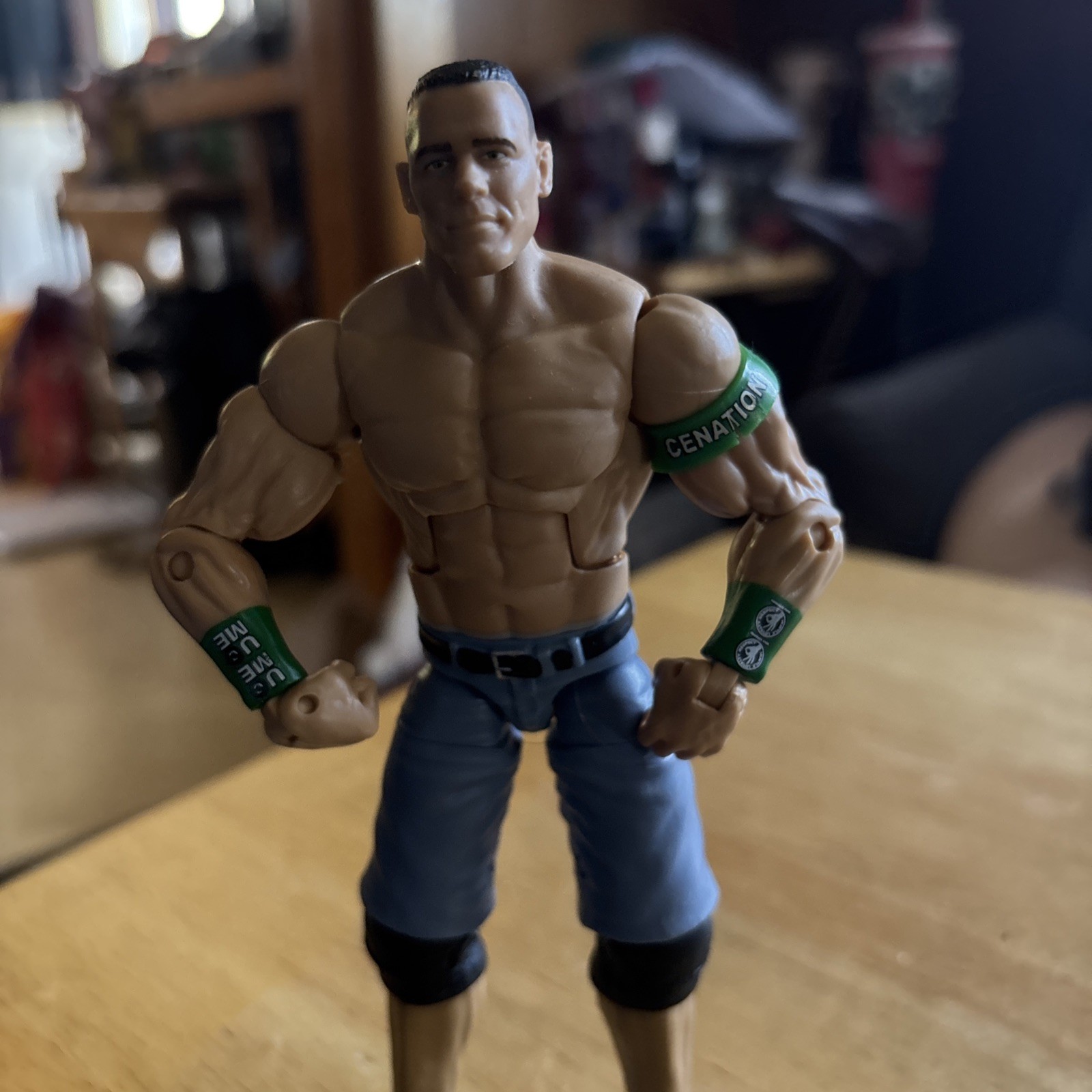 Modellino John Cena serie Elite con pantaloncini blu e braccialetti verdi