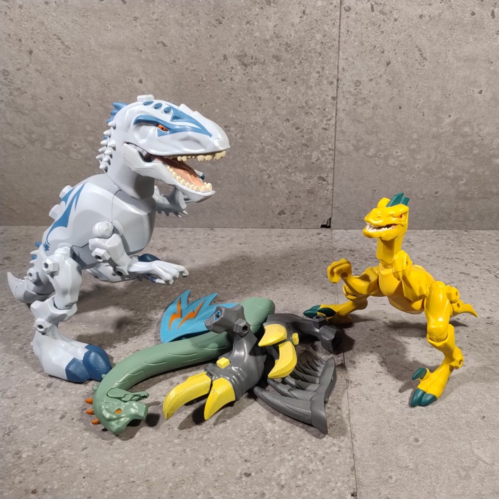 HASBRO JURASSIC WORLD HERO MASHERS INDONIMUS REX VS VELOIRAPTOR PLAYSET FIGURE