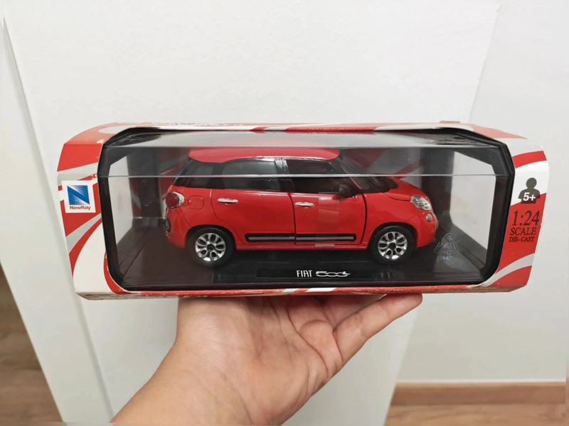 Coche miniatura Fiat 500L New Ray - Escala 1:24