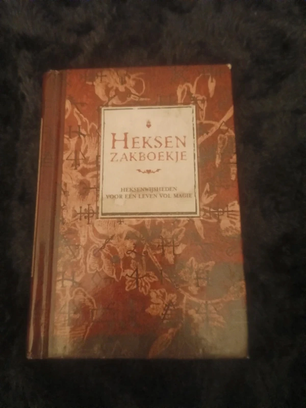 📚 Heksenzakboekje ~ Brenda Knight
