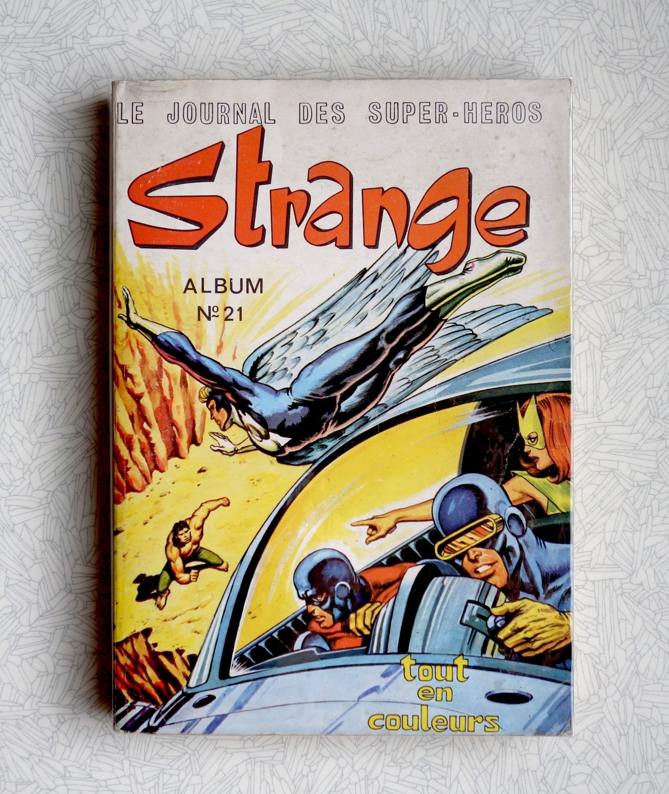 Album Strange 21 - strange 62 - 63 - 64 POSTER ATTACHÉ -  5 avril 1975 - BE