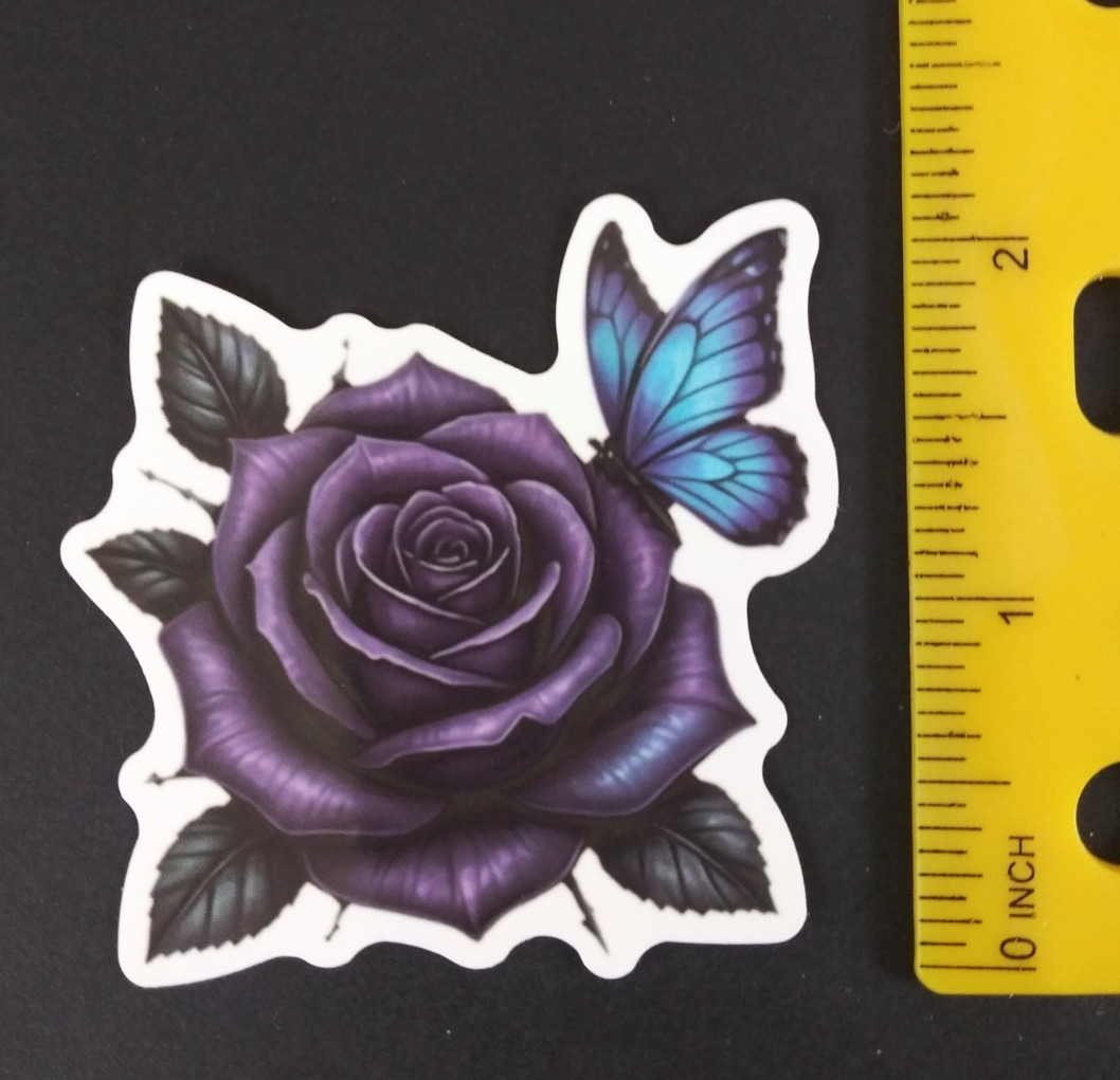 Farfalla seduta su bellissima rosa viola gotico adesivo Halloween (AQ)