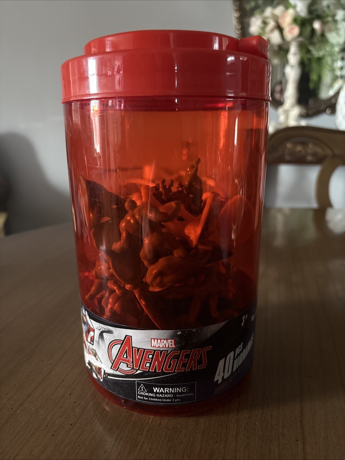 Marvel Avengers 36 pezzi diorami eroi con pose diverse.  Maniglia per il trasporto