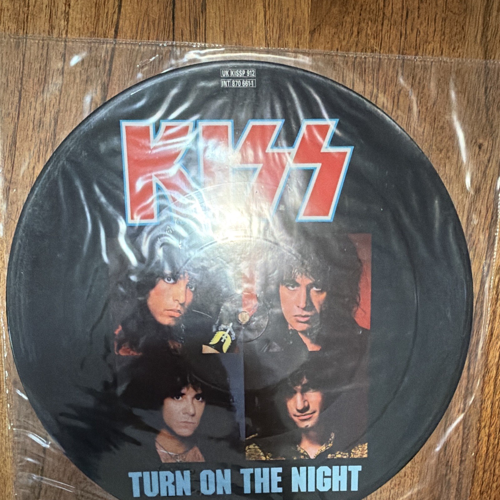 Kiss - Turn On The Night - Single 15 cm 45 tours UK KISSP 912 UPC 042287066119