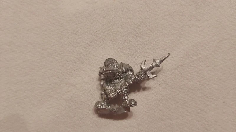 Héroe orco con lanza warhammer fantasy