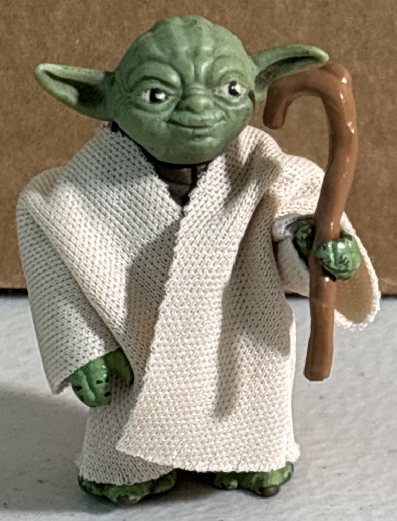 VINTAGE 1980 STAR WARS ACTION FIGURE YODA CON VESTE E BASTONE (HONG KONG)