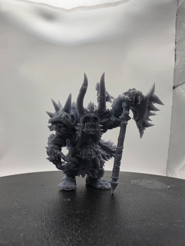 Miniatura di Orc signore della guerra con grande ascia