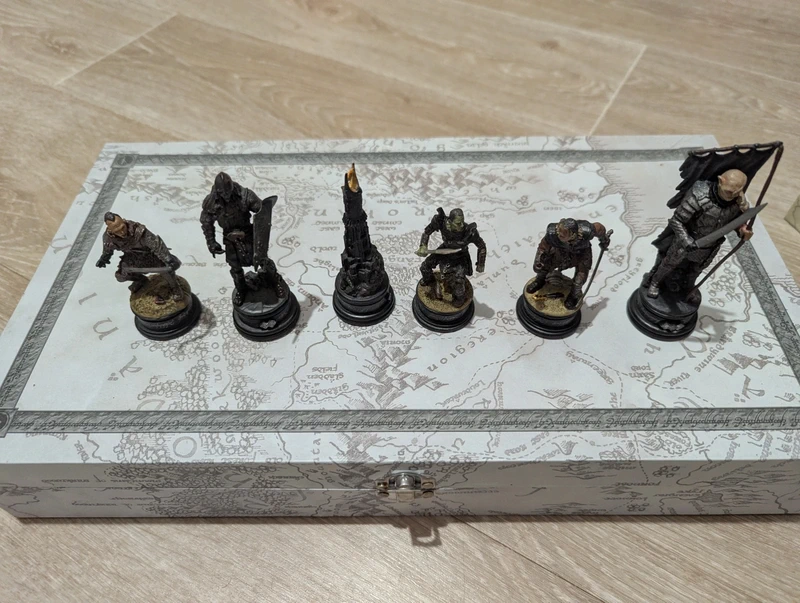 6 pièces du Jeu d’échecs Le Seigneur des Anneaux avec boîte
