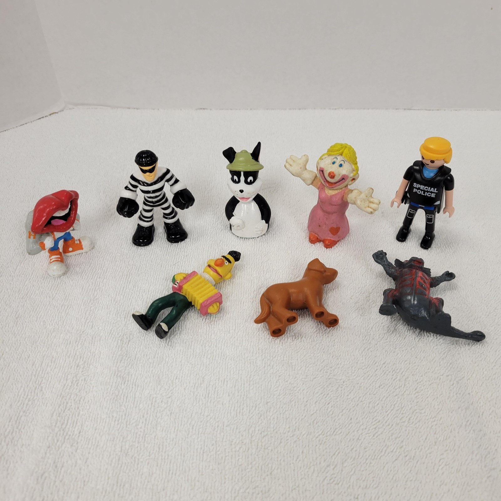 Action figure vintage in vinile con alcuni extra